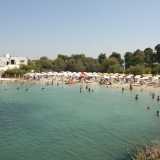 Ci chiediamo se c�� un modo per raggiungere almeno questa cala. Proviamo a darci una risposta